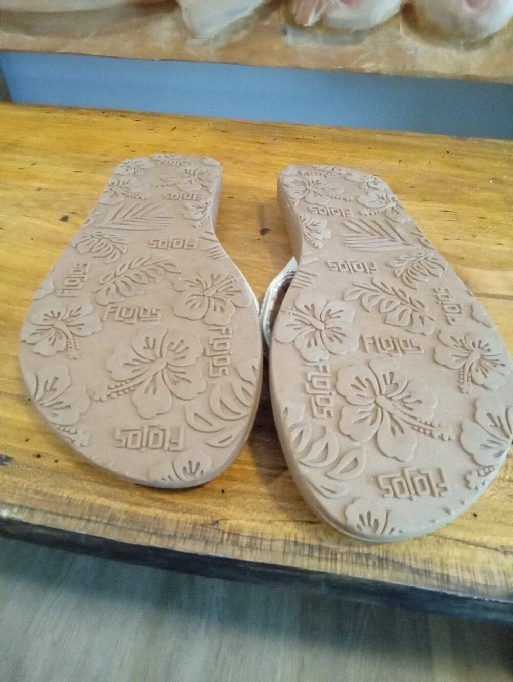 Flojos Size 9 White Fabric Thong Strap & Supportive Beige Memory Foam Footbed